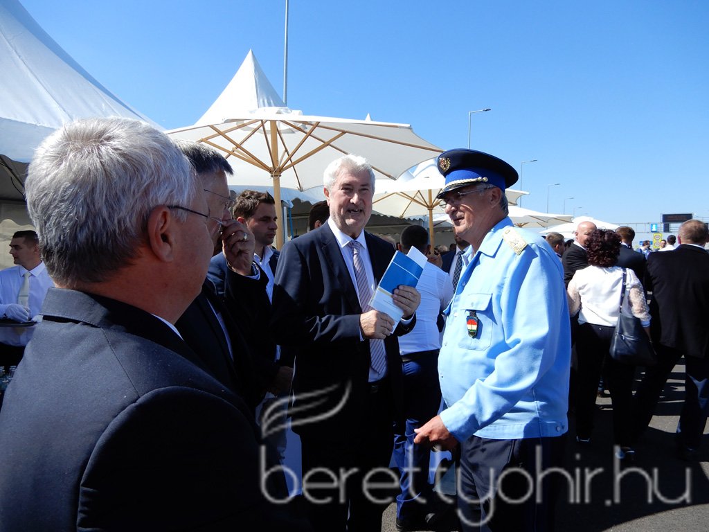 Átadták az M4-es autópálya Ártándig tartó szakaszát06